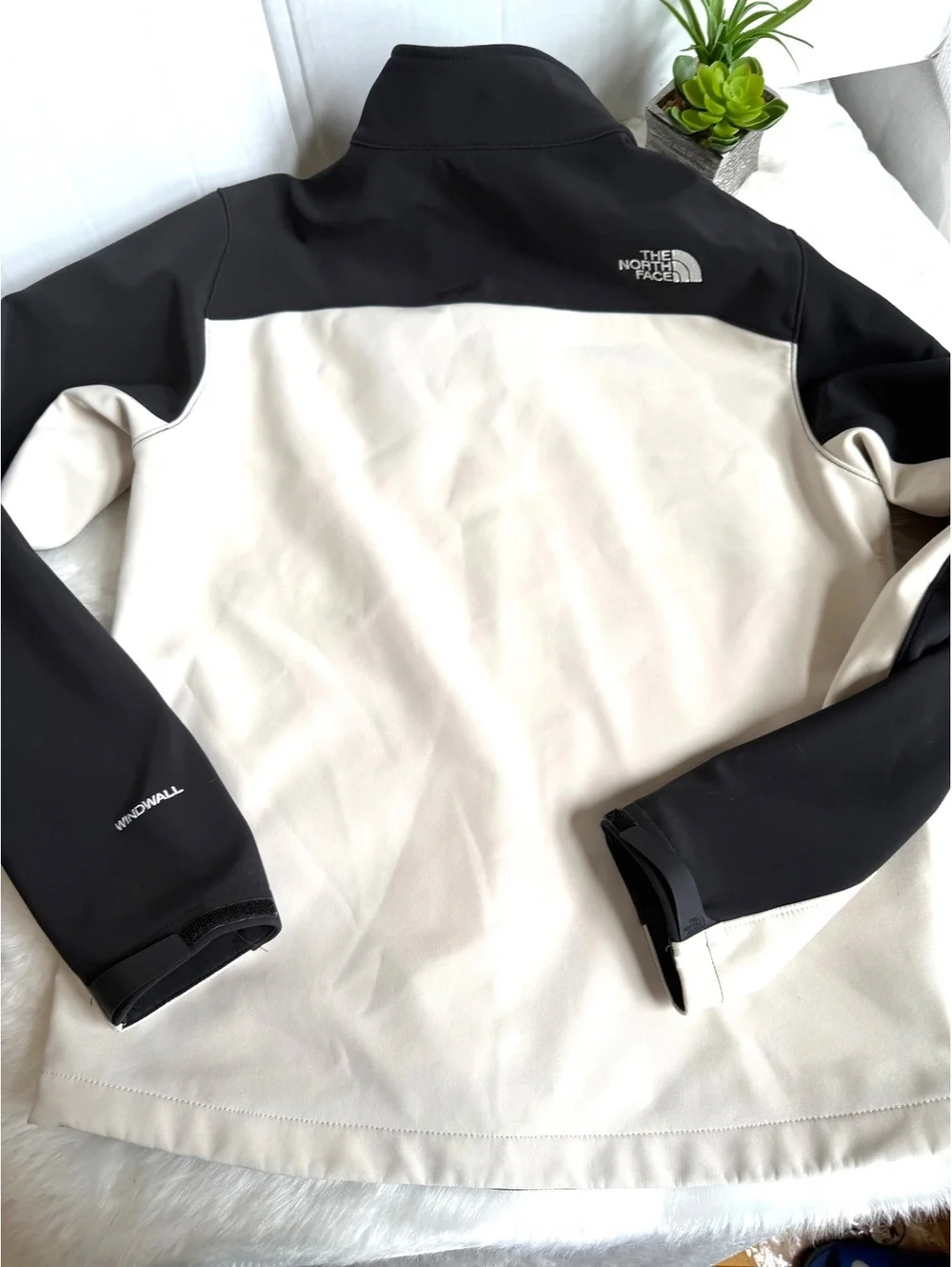 Men’s The North Face Two-Tone Softshell Jacket – Size Small – Black & Cream